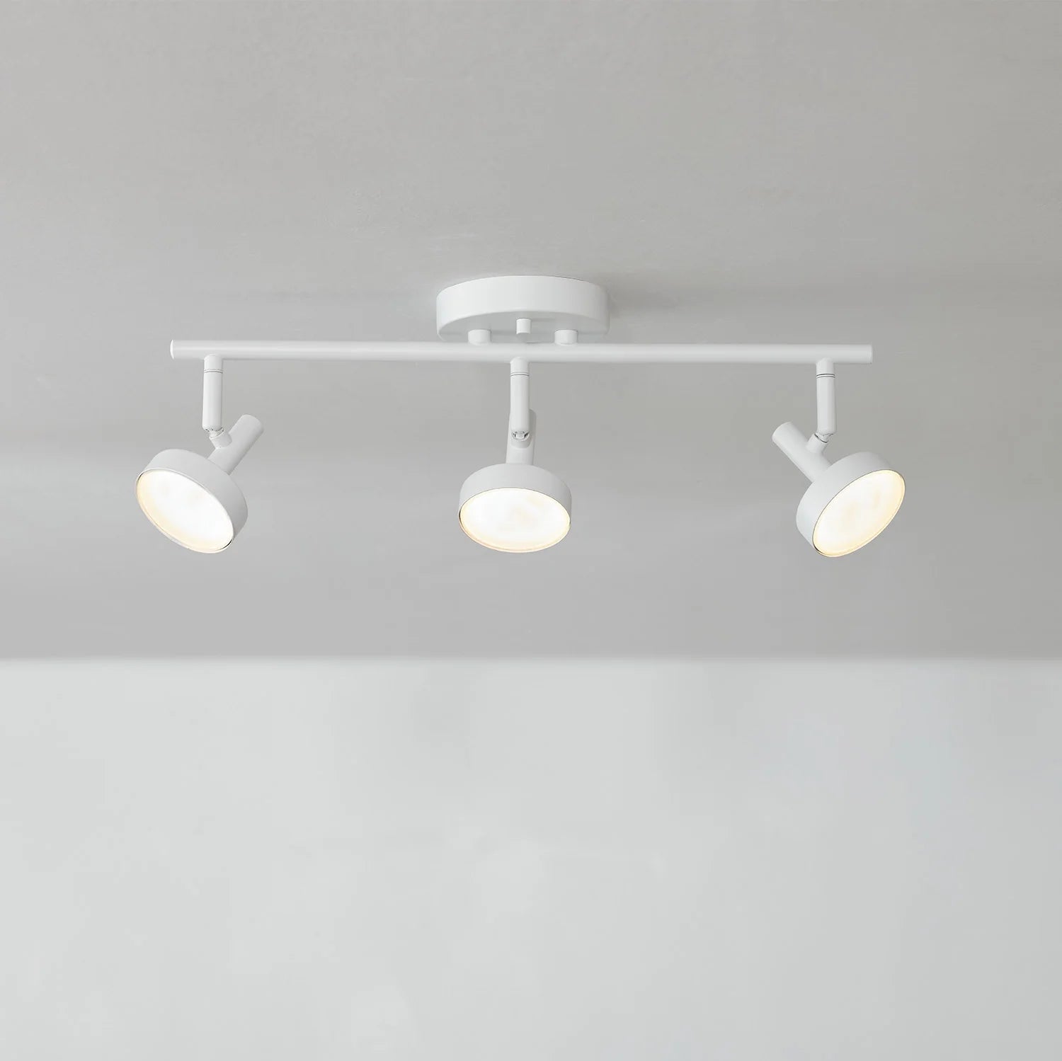 Globe Electric 19" 3-Light 22W Dimmable LED Matte White Track Lighting, Frosted Diffusers, 91004408